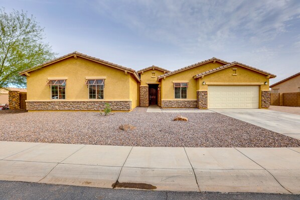 Laveen Village Vacation Rental | 6BR | 2.5BA | 1 Step Required | 2,682 Sq Ft