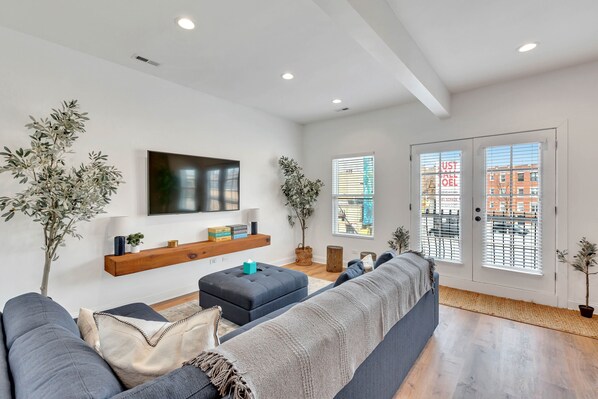 Home Decor, Furniture, Indoors, Living Room, Couch