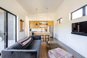 Well appointed and comfortable living room (2)