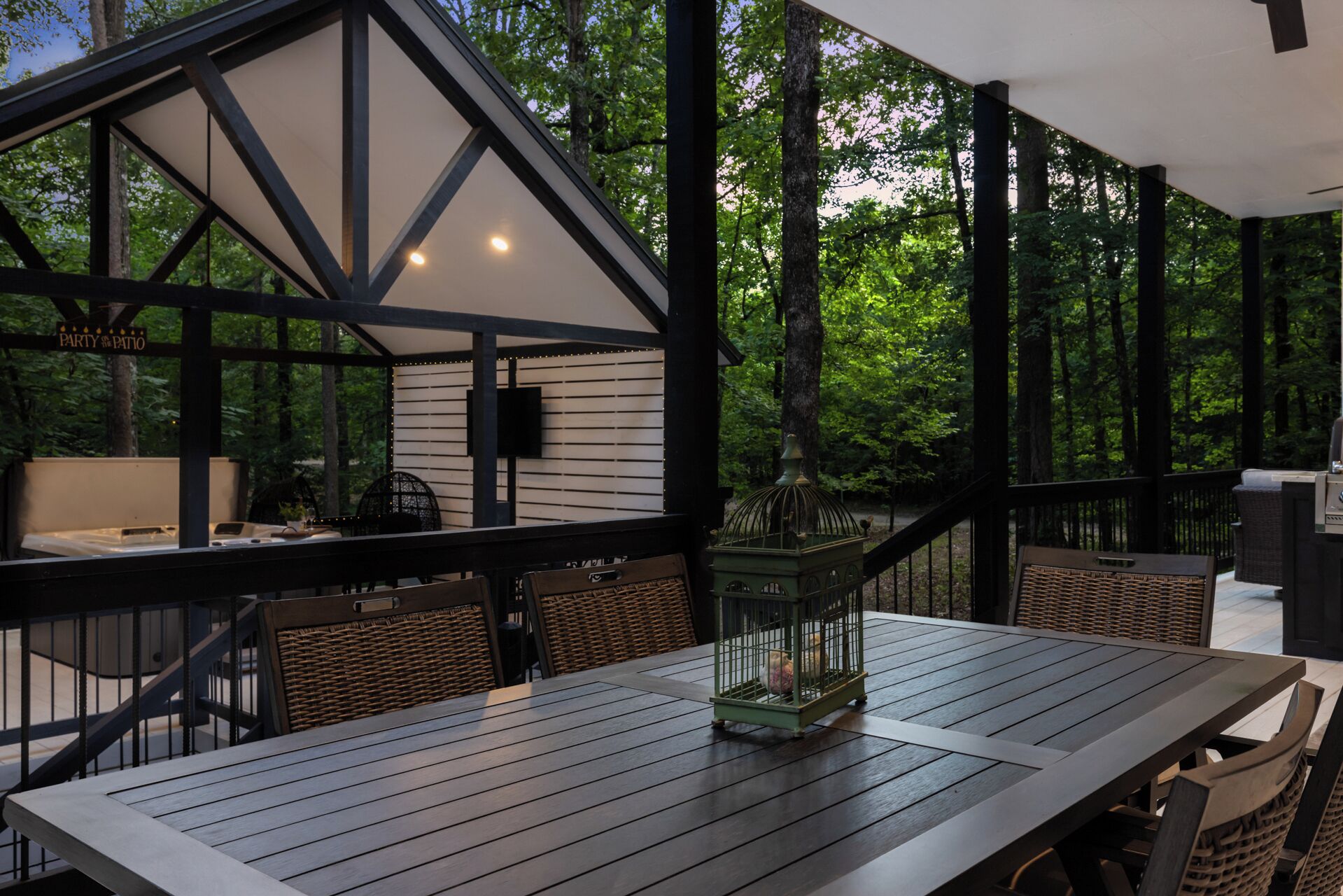 Cabin Z Spacious Outdoor Deck and Party Deck Near Golf Cabin Z Spacious Outdoor Deck and Party Deck Near Golf