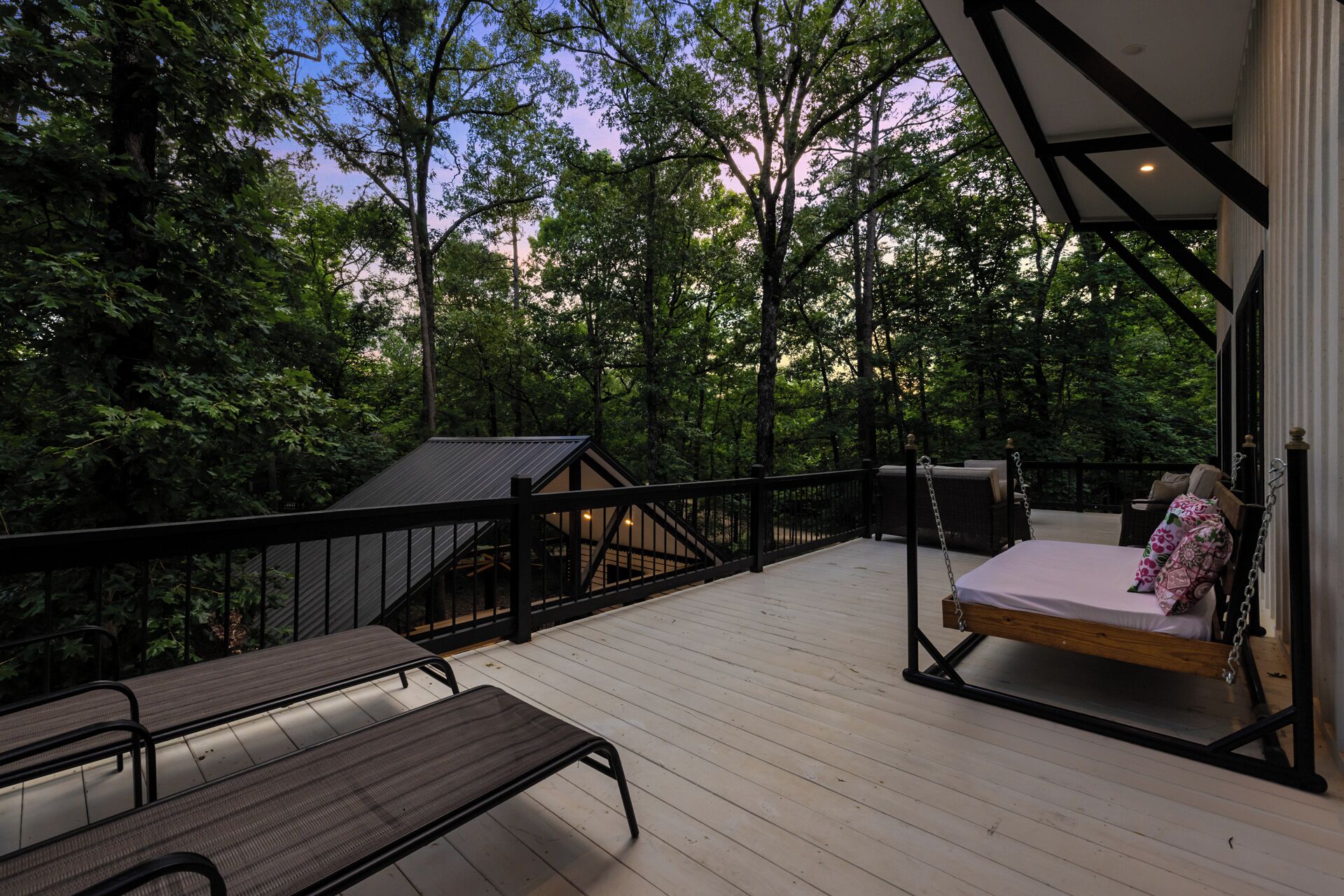 Cabin Z Spacious Outdoor Deck and Party Deck Near Golf Cabin Z Spacious Outdoor Deck and Party Deck Near Golf