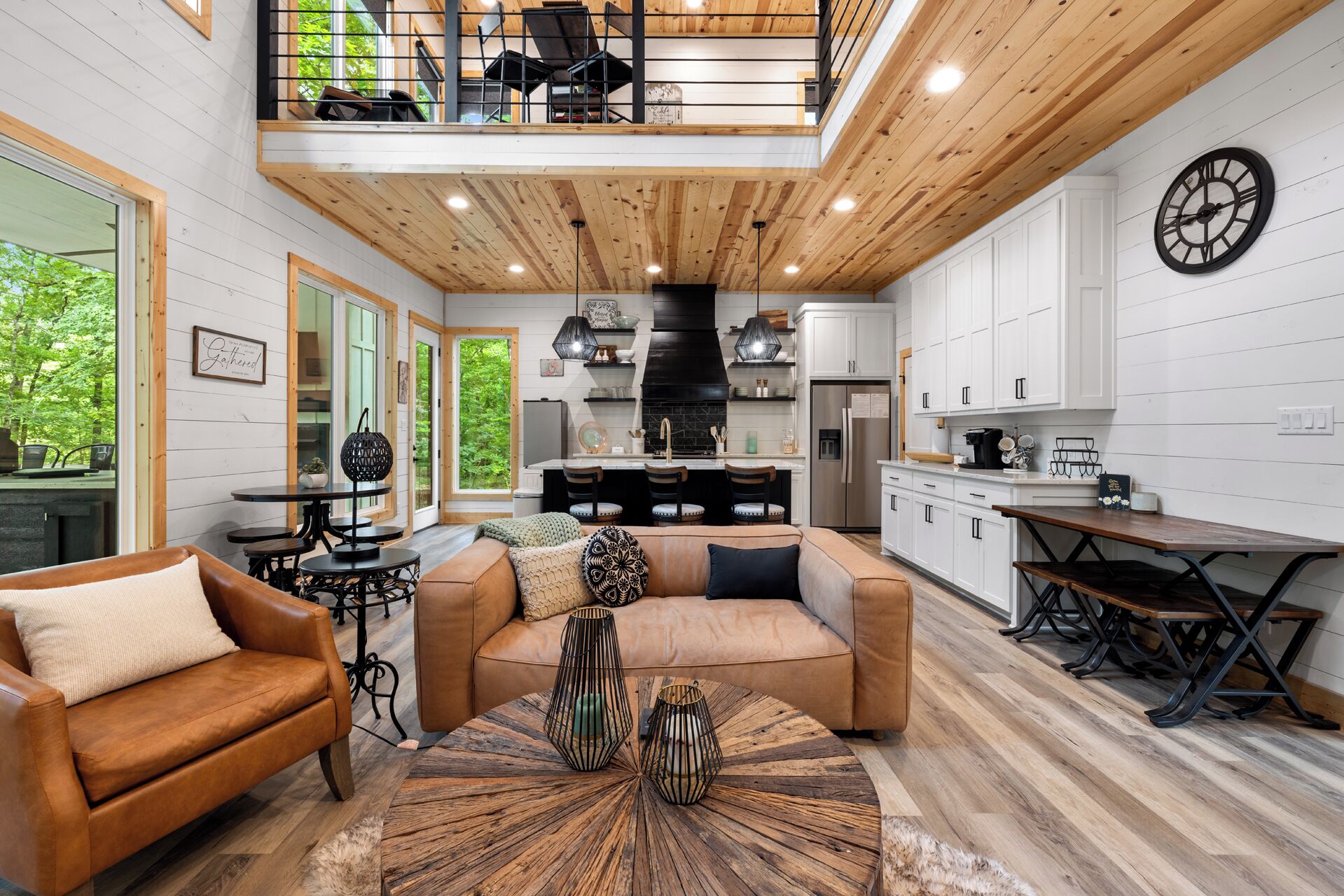 Cabin Z Spacious Outdoor Deck and Party Deck Near Golf