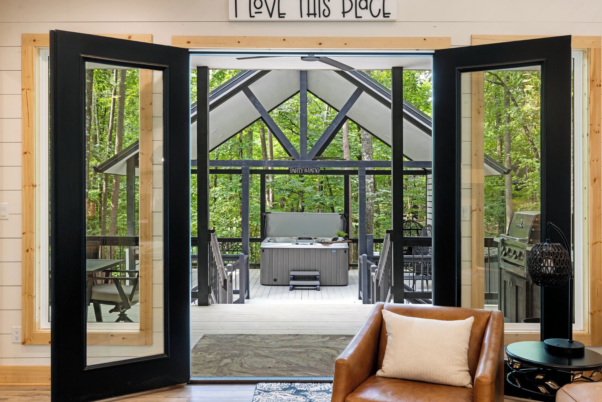 Cabin Z Spacious Outdoor Deck and Party Deck Near Golf Cabin Z Spacious Outdoor Deck and Party Deck Near Golf