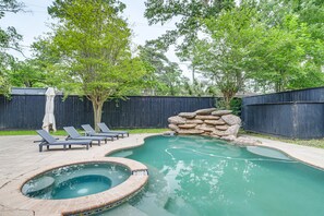 Private Pool | Fire Pit | Self Check-In | 8 Mi to Toyota Center