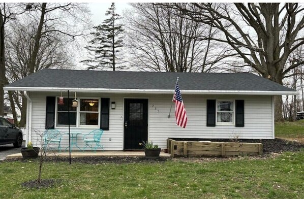 Front of cottage facing Hamilton Lake