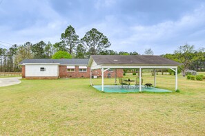 Backyard | Covered Patio | Outdoor Dining