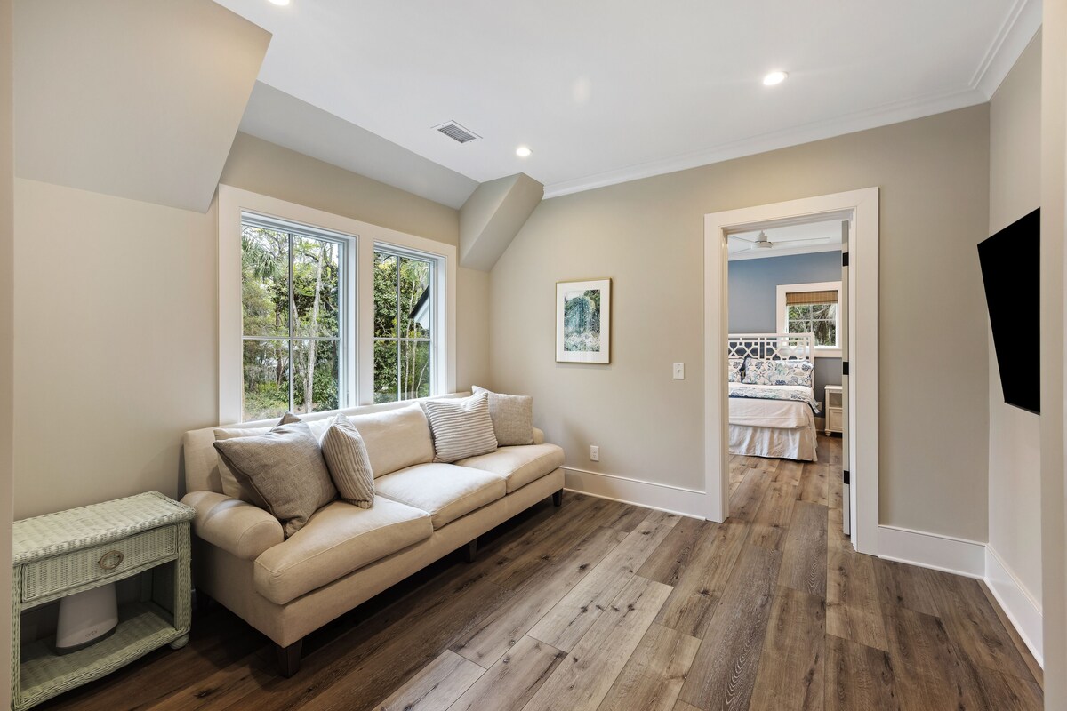 NEW Seabrook Home! SIX Bedrooms, Golf Cart, Pool Access, Screened Porch!