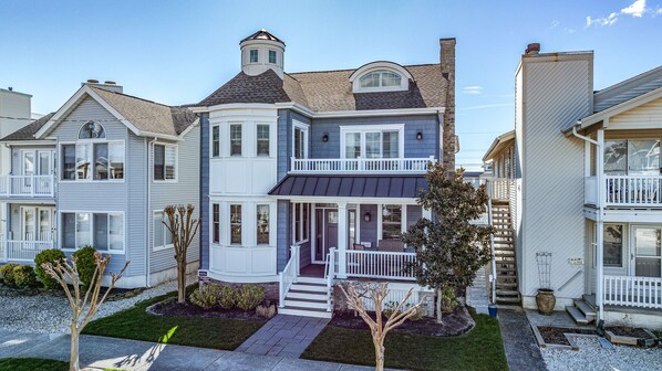 Welcome to this gorgeous single family property! 