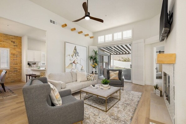 Lounge/seating area