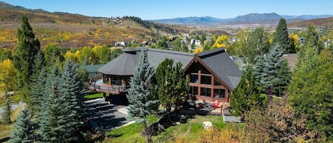 Moose Meadows Lodge is located on the hillside in between Downtown Steamboat Springs and the Mountain Village / ski area base, this beautiful home is convenient to both centers of activity!