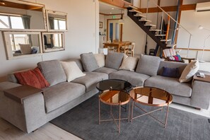 Living room of about 33 tatami. It is designed to be slow and relaxed.