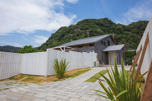 The entrance of Sea Garden KAMOGAWA. It is located along the prefectural highway and is easy to find.