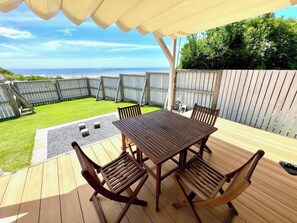 Enjoy your holiday under the pergola while looking at the sea
