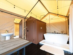[Glamping Dome/BBQ terrace, toilet, hot spring bath] Another great feature is that it has a roof!