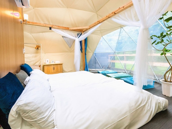 [Glamping Dome/Indoor space] Outside view, fluffy bed. You can relax and rest