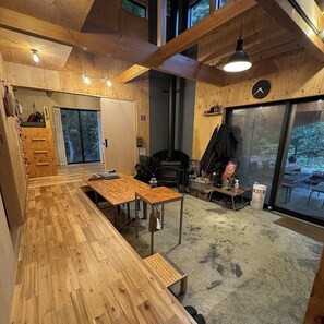 If you get tired, you can easily head to the bedroom connected to the dirt floor!