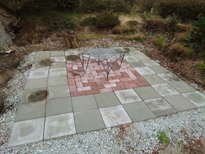 You can enjoy a bonfire (free of charge) in one corner of the garden. Please enjoy it safely and with moderation. *Please contact us in advance if you wish to use the bonfire. We may refuse your use if we deem the wind too strong.