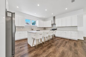 Modern Gourmet Kitchen With Stainless Steel Appliances, Large Walk in Pantry and Ample Storage, This Kitchen Is A Chef's Dream!