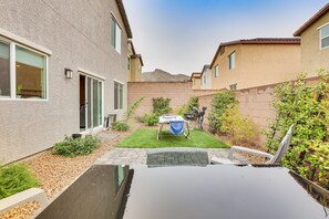 House Exterior | Private Yard | Dining Area | Hammock | Mountain View