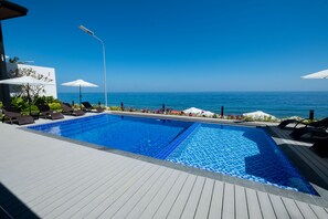 Infinity pool