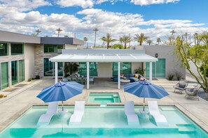 Pool (Villa 4).