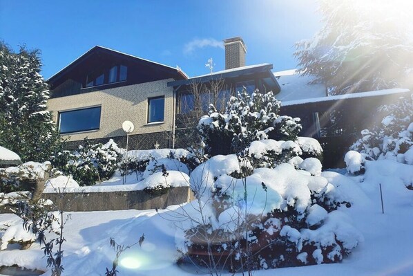 Stugans exteriör [vinter]