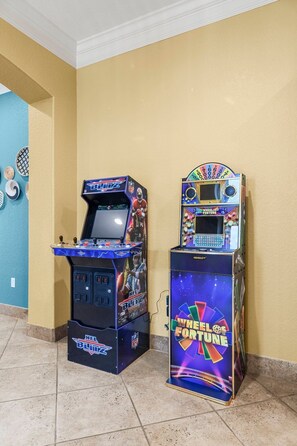 Step back in time and amp up the fun with classic arcade games right in your vacation hideaway! 🎮✨ Perfect for nostalgic moments and friendly competition!