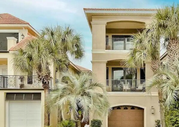 Luxury Awaits! Indulge in the elegance of this majestic beachside abode, where stunning views and upscale amenities create the ultimate coastal retreat. 🌊✨🏖️