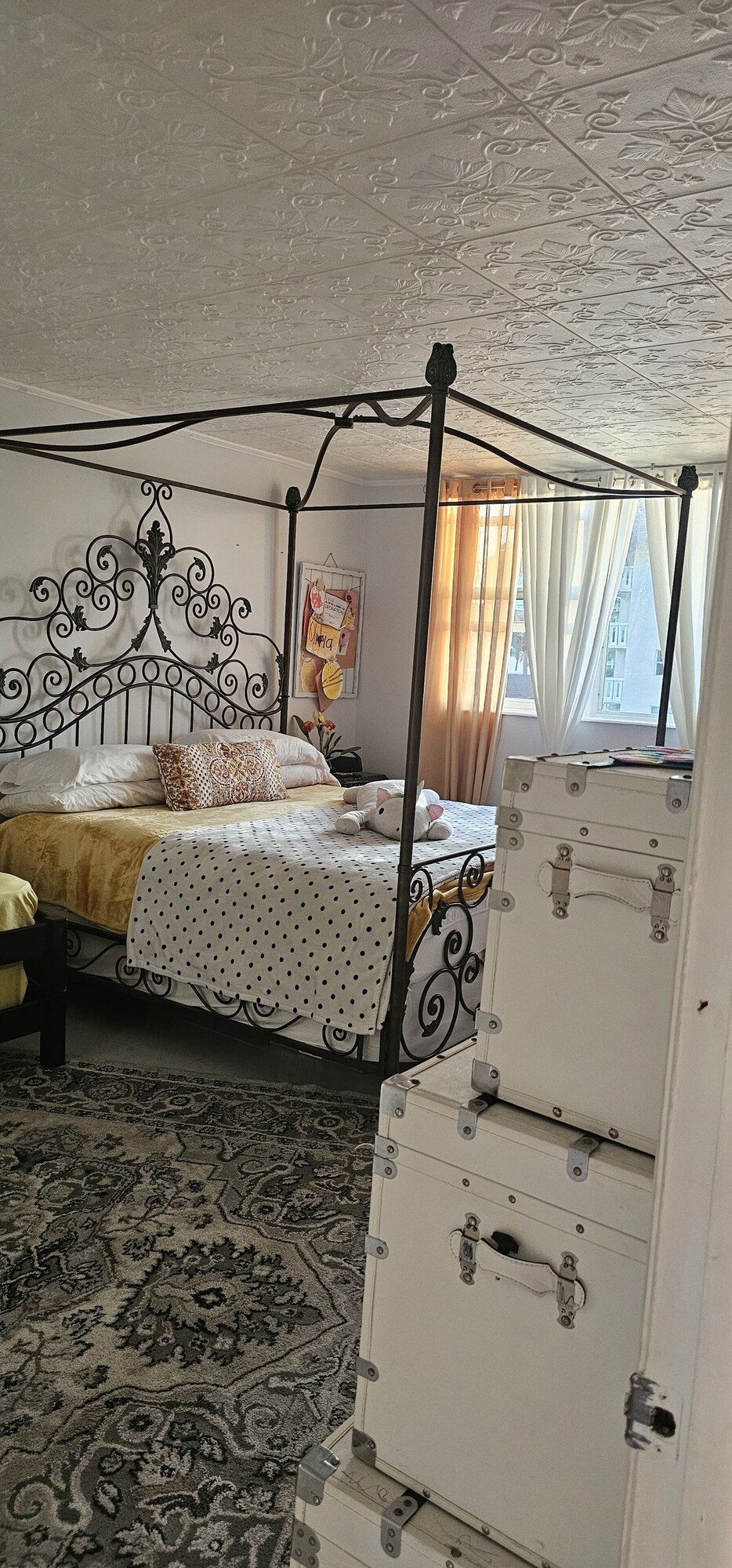 Beautiful cozy homie relax ing beach apartment, only 20 step to the beach