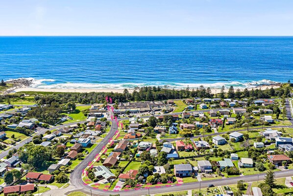 Short walk to Beach & Shops