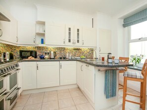 Fully equipped kitchen with seating