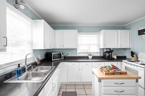 Enter our sparkling and sophisticated kitchen, exuding a sense of freshness and immaculateness. You'll find it equipped with all the necessary kitchen amenities and state-of-the-art appliances for a flawless cooking adventure.