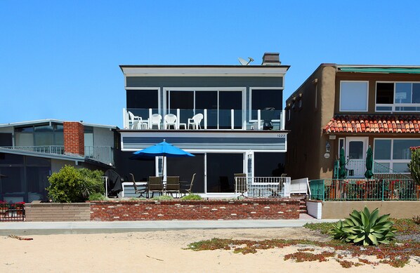 1023 E Balboa B