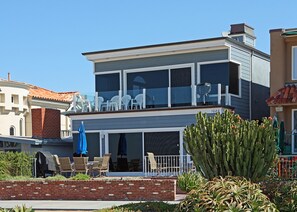 1023 E Balboa