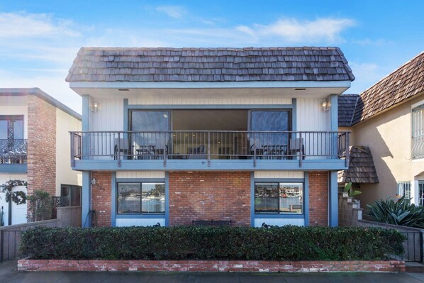 1-web-or-mls-925-w-bay-ave