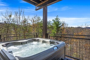 Majestic Overlook's bubbling hot tub