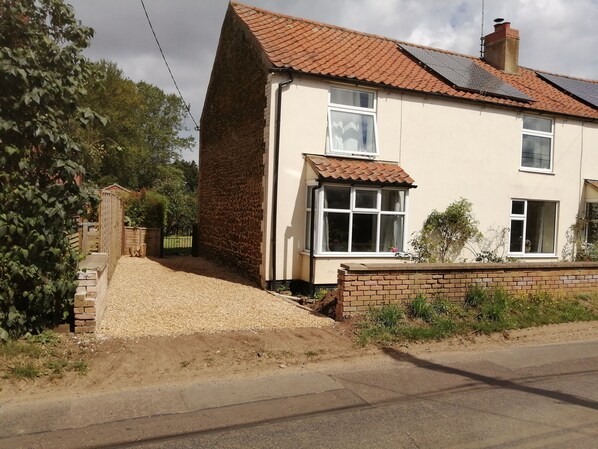 Parking and front of the annexe