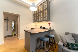 Kitchenette equipped with an electric kettle, toaster and 5-port USB charger