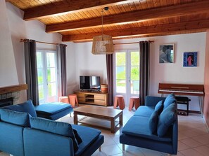 For remote-working, the house has several rooms with a desk. Ask us for details.