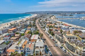 Amazing location on the peninsula that's right between Mission Beach and Mission Bay!