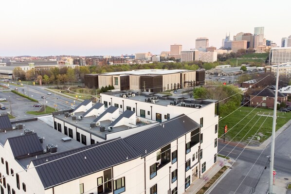 A short 5-minute drive from Broadway and Nashville's top attractions.