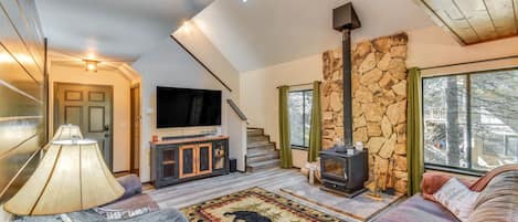 Mi-Wuk Village Vacation Rental | 3BR | 2BA | 1,650 Sq Ft | Small Step for Entry