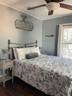 Queen bedroom w / bird theme 