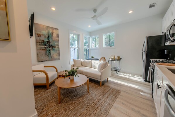 Beautiful relaxing living space- perfect spot for 2 people. Smart TV.