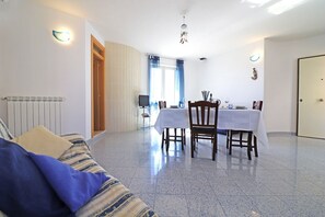 Living room,Dining area