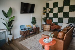 Living room w Cozy reading nook, workspace, record player & Smart TV