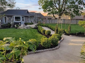 We invite you to come stay at Cunningham Cottage to be greeted with a warm welcome (including freshly baked treats!) Book with us today for a peaceful getaway.