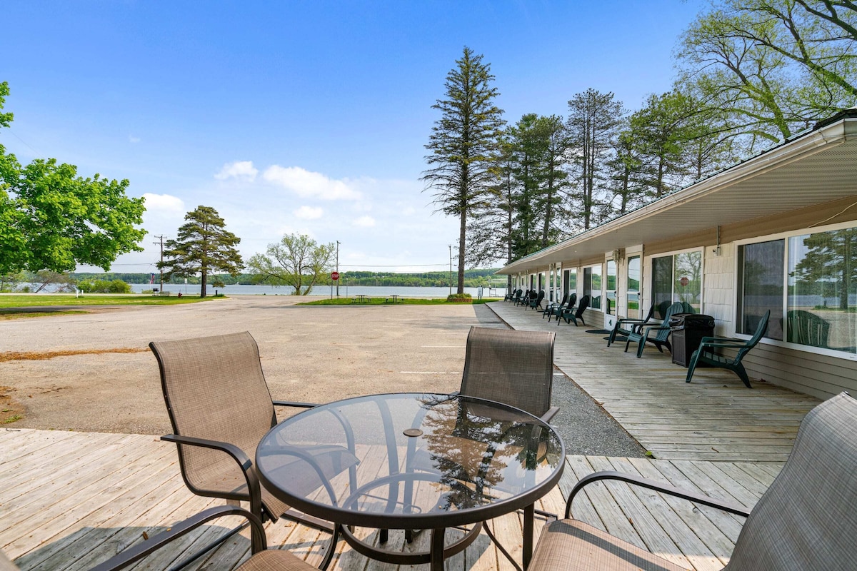 South Arm Retreats Motel: Lake View Standard Room ➠ Room #1