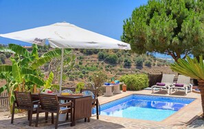 Pool side dining option