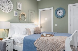 Snuggle up in this inviting queen bed 🛏️💤